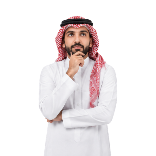 رجل سعودي يرتدي الزي التقليدي في وضعية تفكير